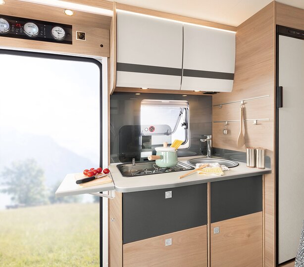 autocaravana-dethleffs-globebus-active-2026-cocina.jpg