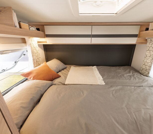 autocaravana-dethleffs-globebus-active-2026-dormitorio-principal.jpg