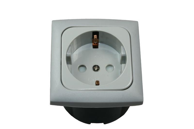 [1422121] Enchufe 220v. con Marco y Caja Blanca